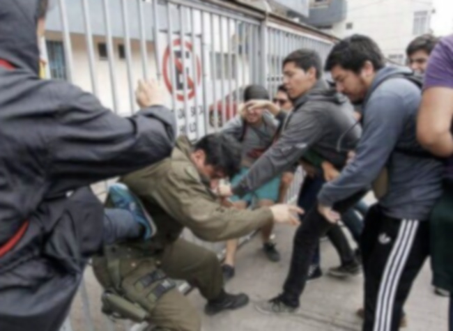 Carabineros atacados y golpeados en Chile
