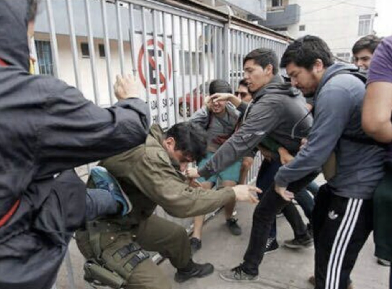 Chile, Carabinero atacado, Violentistas, Terrorismo, Agitación, Desestabilización
