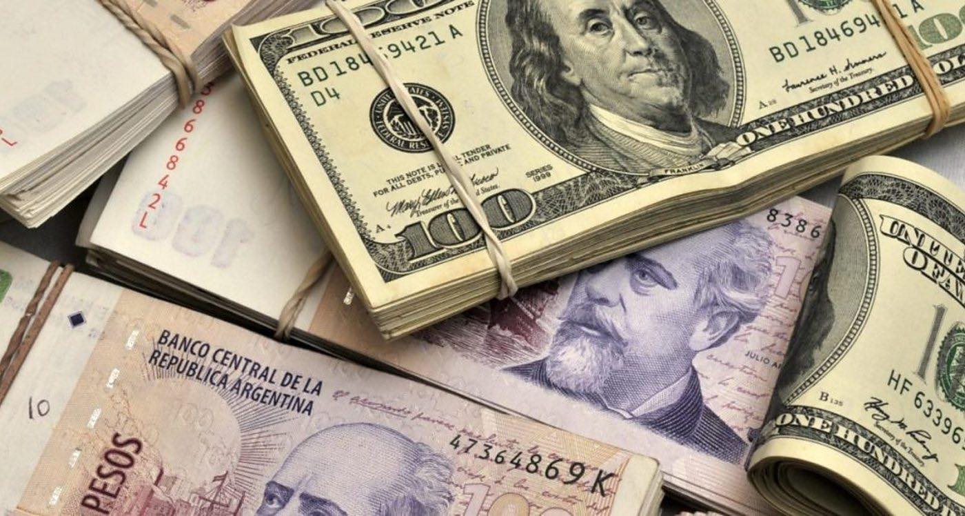 Dólares y Pesos Argentinos, Dolarización, Devaluación