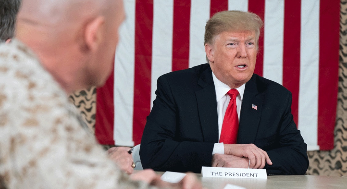 Donald Trump, con militares