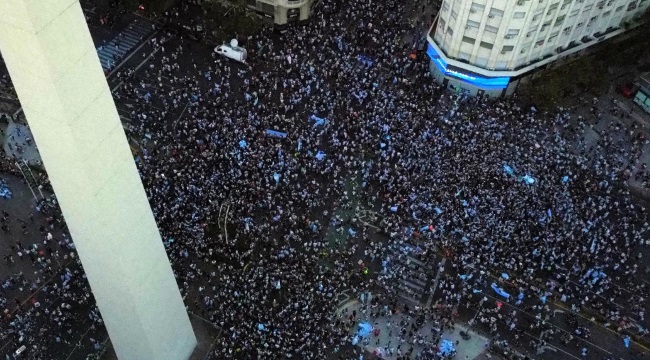 Festejos en el Obelisco, Selección argentina de fútbol, Mundial FIFA de Catar 2022, Alberto Fernández, La Cámpora