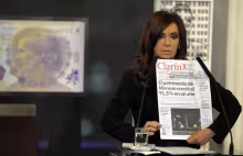 Cristina Kirchner y un ejemplar de Clarín