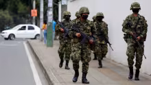 Soldados colombianos patrullando